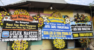 Karangan Bunga Duka Penuhi Rumah Diplomat Arya Daru di Bantul